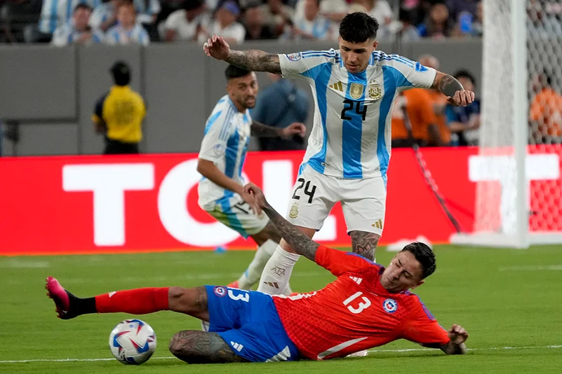 Enzo Fernandez and Erick Pulgar battle for the ball 